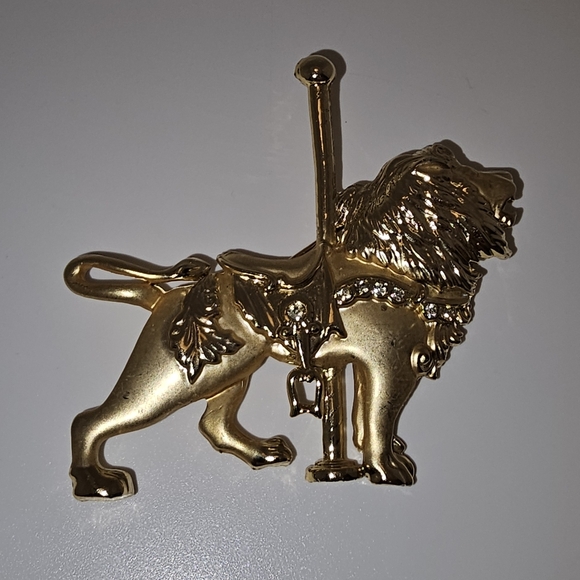 Jewelry - Golden Lion Carousel Broach